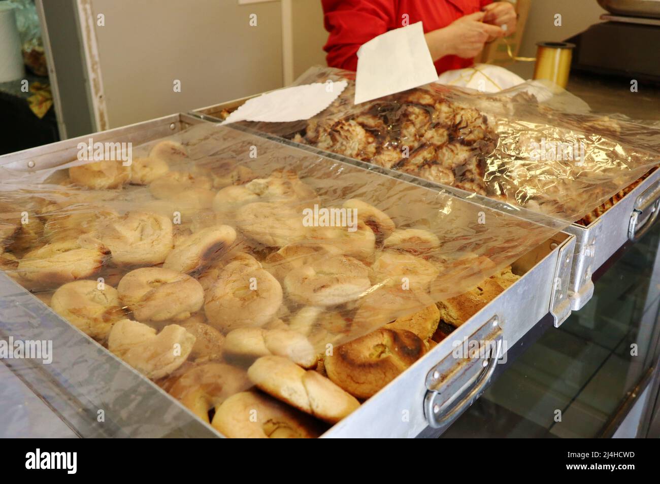 Römisch-jüdische Kuchen für Pesach Holiday im Jüdischen Ghetto, Rom, Italien, april 15 2022. Pesach oder Pessach ist ein wichtiger jüdischer Feiertag, an dem der Exodus der Juden aus der Sklaverei in Ägypten erinnert wird. Dieses Jahr 2022 beginnt das Passahfest am Freitag, den 15. April und endet am Samstag, den 23. April, zeitgleich mit der christlichen Osterzeit. An den ersten beiden Passahnächten halten Familien und Gemeinden ein zeremonielles Abendessen mit dem Namen Seder ab, das die Lesung der Haggada und das Essen symbolischer Speisen umfasst. In diesem Jahr ist der erste Seder am 15. April nach Einbruch der Dunkelheit und der zweite am 16. April nach Einbruch der Dunkelheit. (Foto b Stockfoto