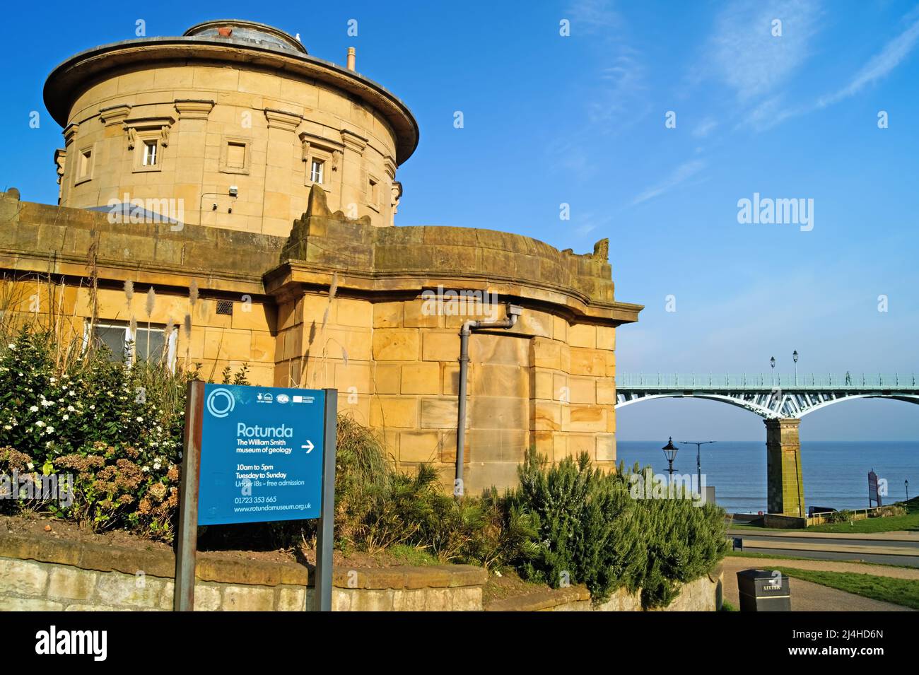 Großbritannien, North Yorkshire, Scarborough, das Rotunda Museum und die Spa Bridge. Stockfoto