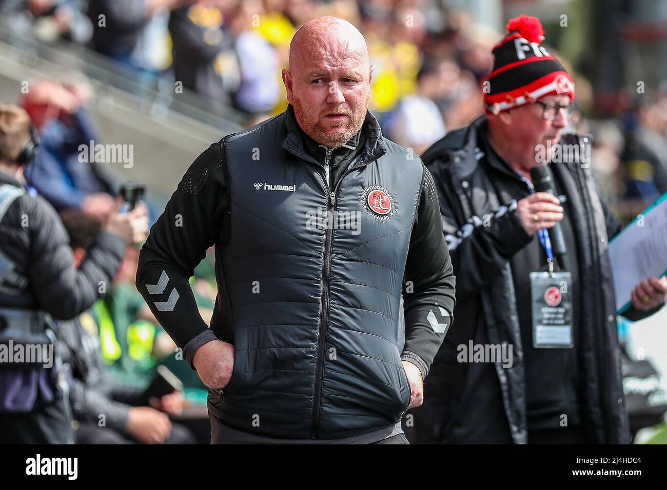Fleetwood, Großbritannien. 15. April 2022. Fleetwood-Cheftrainer Stephen Crainey während des Spiels der EFL Sky Bet League 1 zwischen Fleetwood Town und Oxford United am 15. April 2022 im Highbury Stadium, Fleetwood, England. Foto von Simon Hall. Nur zur redaktionellen Verwendung, Lizenz für kommerzielle Nutzung erforderlich. Keine Verwendung bei Wetten, Spielen oder Veröffentlichungen einzelner Clubs/Vereine/Spieler. Kredit: UK Sports Pics Ltd/Alamy Live Nachrichten Stockfoto