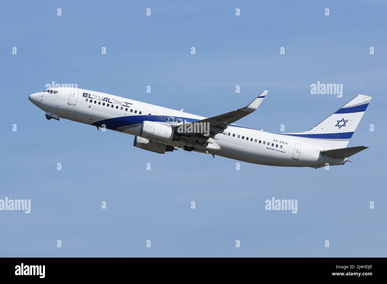 Eine von El Al betriebene Boeing 737 fährt vom Flughafen London Heathrow ab Stockfoto