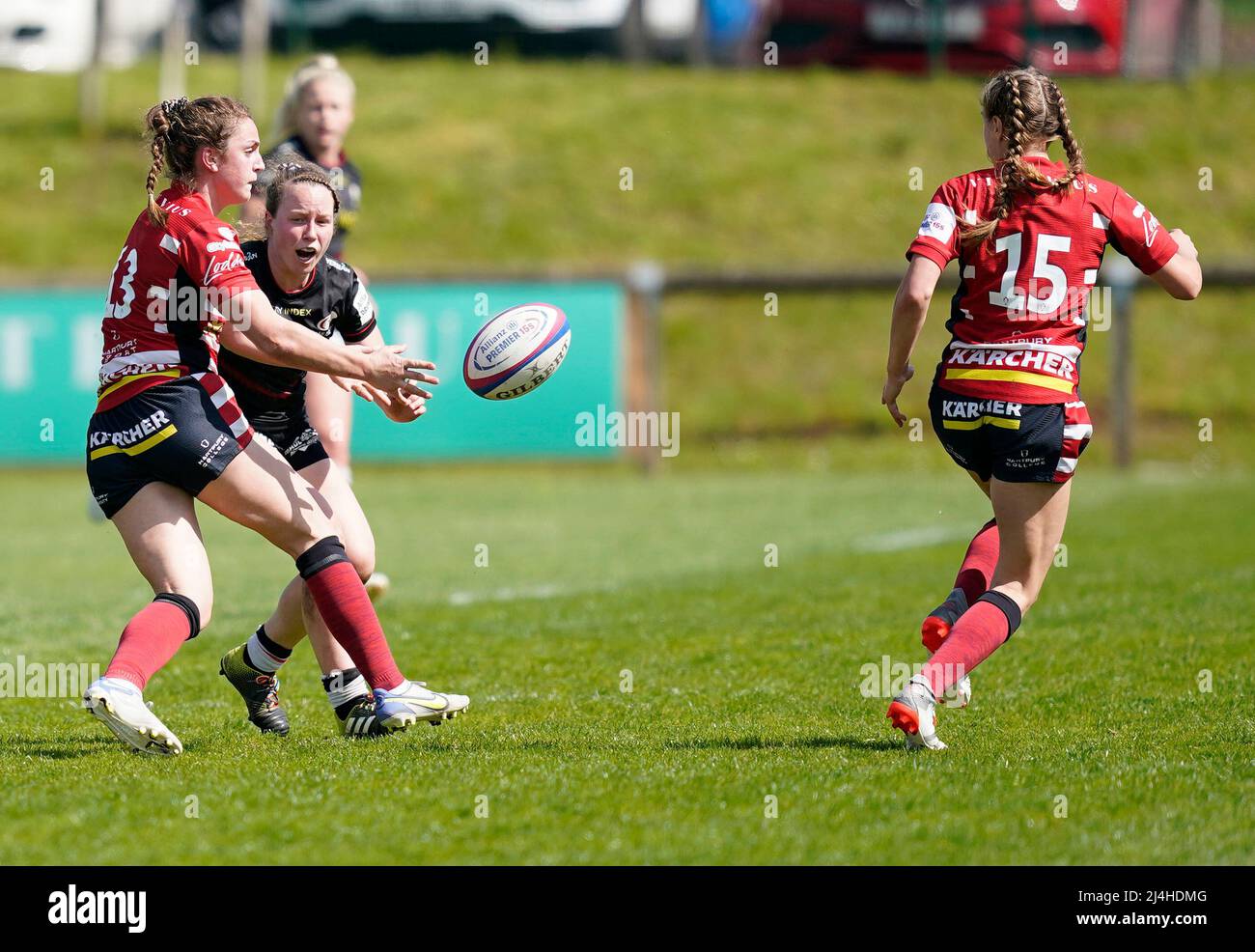 Gloucester, Großbritannien, 15, April 2022, Rachel Lund (Gloucester) (L) übergibt den Ball an Emma Mundy (Gloucester) (R) während der Play-Off-Runde der Allianz 15, Credit:, Graham Glendinning,/ Alamy Live News Final Score: 29-15 Credit: Graham Glendinning / GlennSports/Alamy Live News Stockfoto