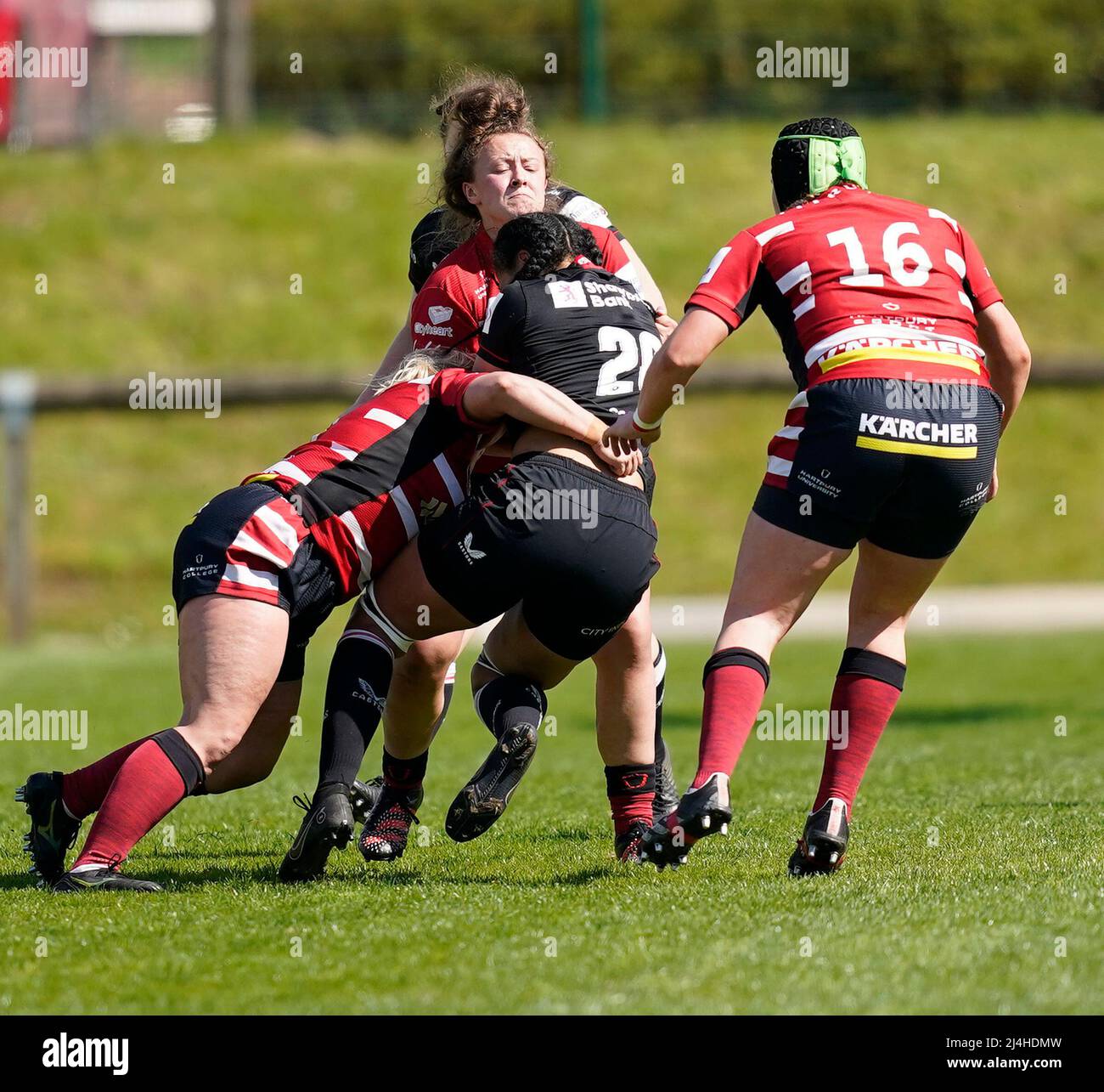 Gloucester, Großbritannien, 15, April 2022, CECE Gordon-Hill (Saracens) (C) #20 im Tackle während der Play-Off-Runde der Allianz 15, Credit:, Graham Glendinning,/ Alamy Live News Final Score: 29-15 Credit: Graham Glendinning / GlennSports/Alamy Live News Stockfoto