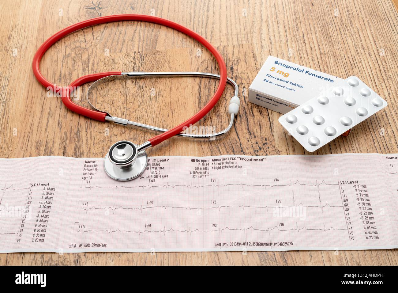 Ein Herz-EKG mit einer generischen Box mit Bisoprolol-Beta-Blocker-Pillen und einem Stethoskop Stockfoto