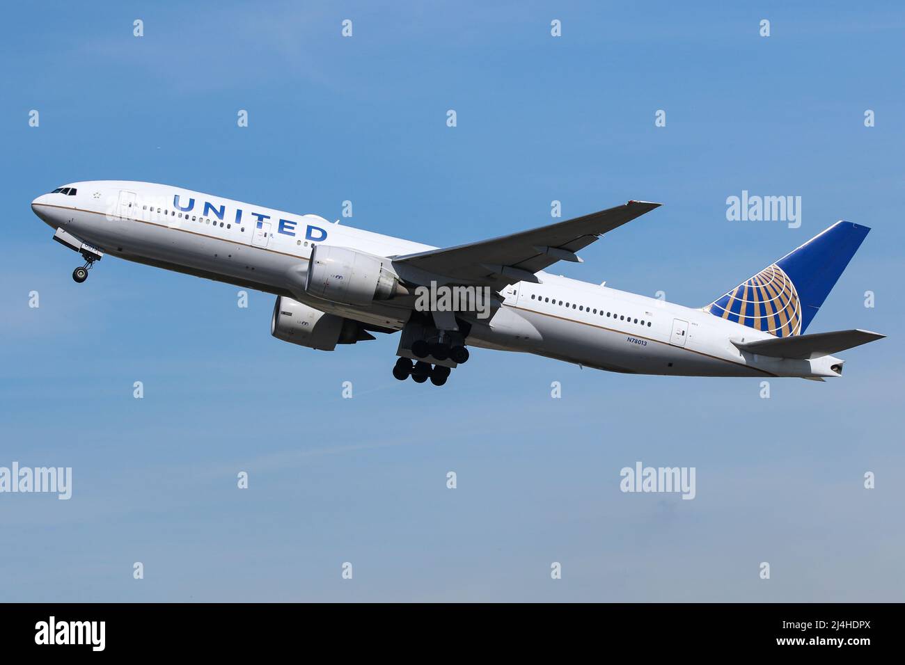 Eine Boeing 777 von United Airlines startet am Flughafen London Heathrow Stockfoto