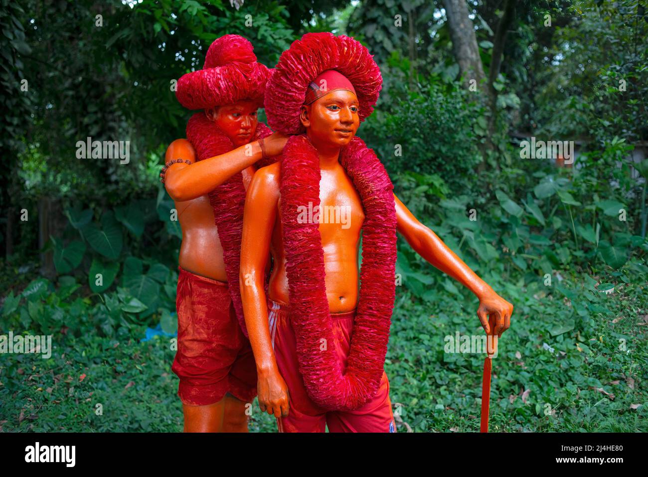 Hindu-Anhänger bereiten sich auf die Lal-Kach-Prozession am letzten Tag des Jahres in Bangladesch vor. Das Lal Kach (Rotes Glas) Festival wird in der lokalen Gemeinde seit vielen Jahrzehnten gefeiert. Die Hindu-Männer malen sich rot an und nehmen an einer Prozession mit Schwertern Teil, während sie Macht gegen böse Sprites zeigen, während sie ein Jahr beenden und ein weiteres bangladesches Neujahr begrüßen. Stockfoto