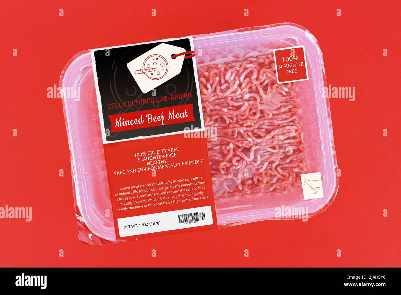 Zellkultiviertes, im Labor angebautes Fleischkonzept für die künstliche in-vitro-Produktion mit verpacktem rohem Hackfleisch mit aufgearbeitetem Etikett Stockfoto