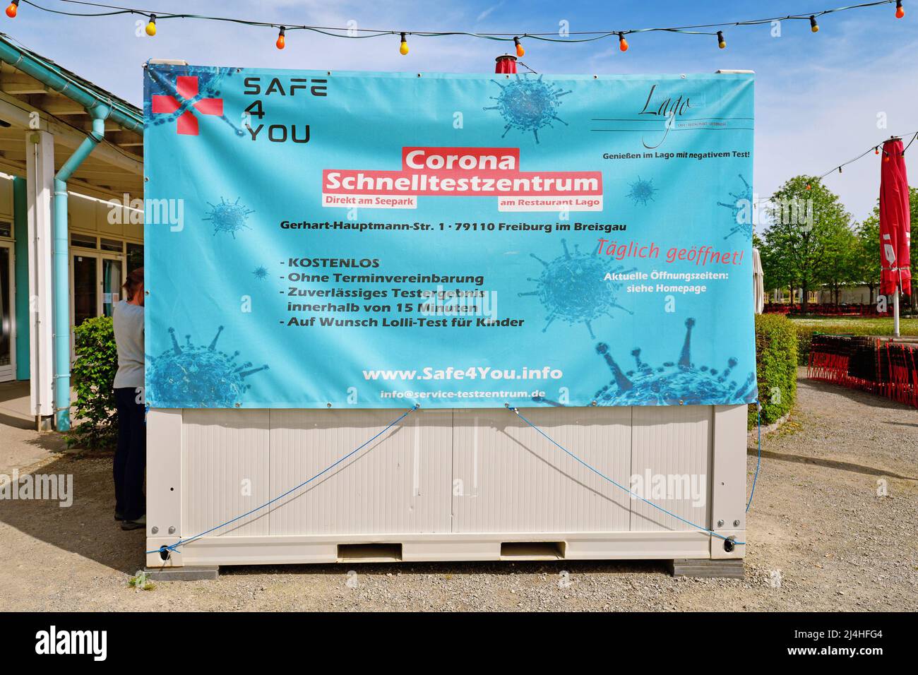 Freiburg, Deutschland - April 2022: Stand für Antigen-Schnelltest zum Nachweis des Corona-Virus Stockfoto