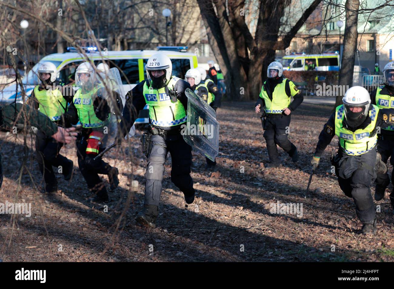 Orebro, Schweden. 15. April 2022. Orebro, Schweden. 15. April 2022. Die Polizei stellt sich am 15. April gegen die Gegendemonstranten im Park Sveaparken in Orebro, Schweden, wo Rasmus Paludan, Parteiführer der dänischen rechtsextremen Partei Stram kurs (straffer Kurs), am Karfreitag eine Erlaubnis für eine Versammlung hatte. Foto: Pavel Koubek / TT / kod 11380 Quelle: TT Nachrichtenagentur/Alamy Live News Stockfoto