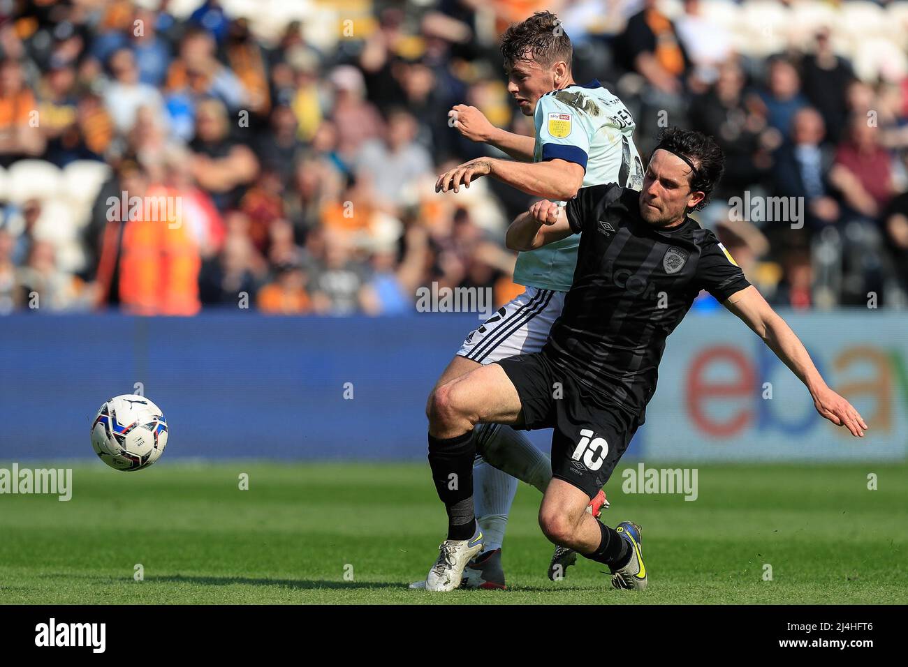 Hull, Großbritannien. 15. April 2022. George Honeyman #10 von Hull City konkurriert am 4/15/2022 mit Oliver Denham #42 von Cardiff City in Hull, Großbritannien um den Ball. (Foto von James Heaton/News Images/Sipa USA) Quelle: SIPA USA/Alamy Live News Stockfoto