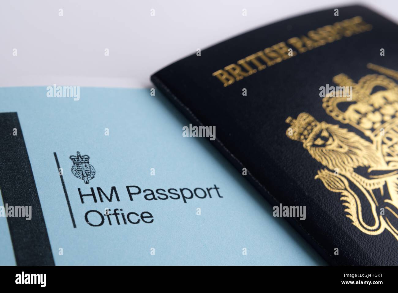 HM Passport Office-Logo auf dem echten Brief und verschwommener UK-Pass auf dem Hintergrund. Konzept. Stafford, Großbritannien, 15. April 2022. Stockfoto