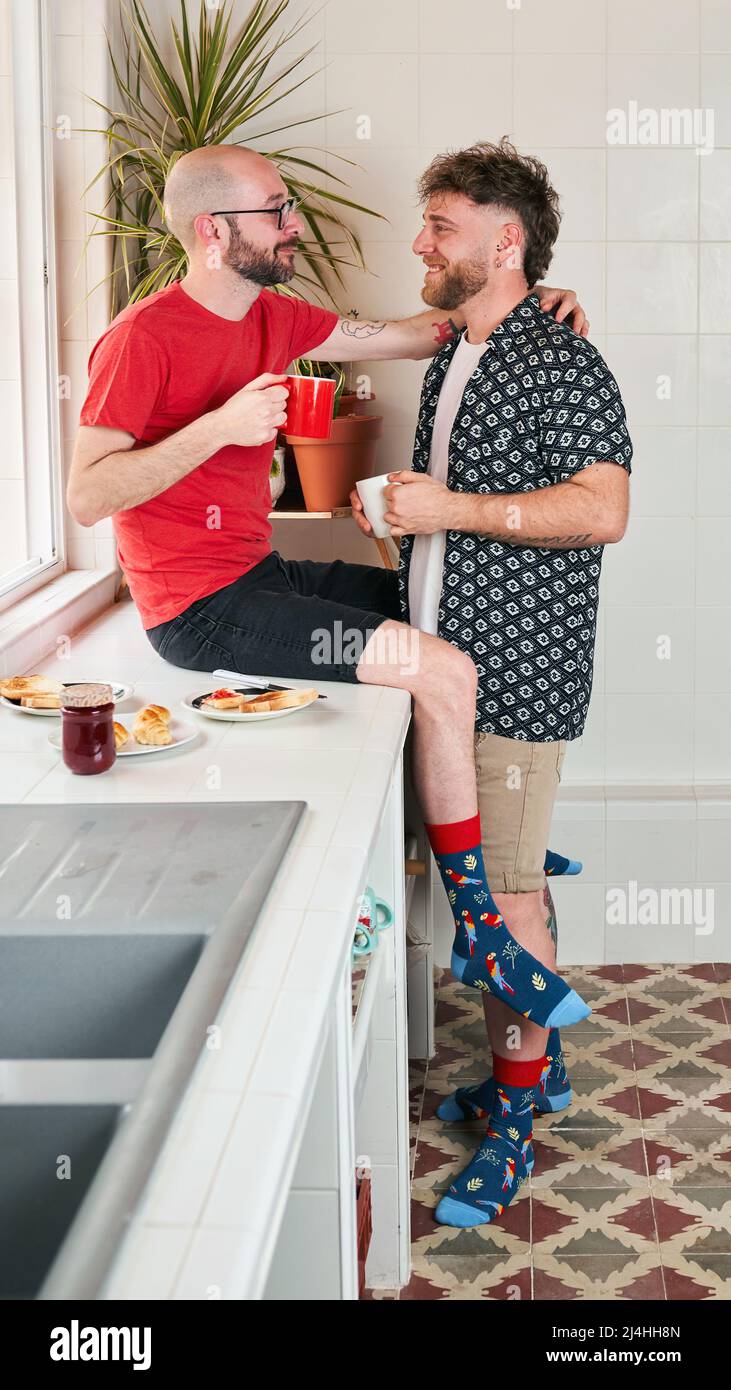 Zwei schwule Männer in der Küche trinken Kaffee Stockfoto