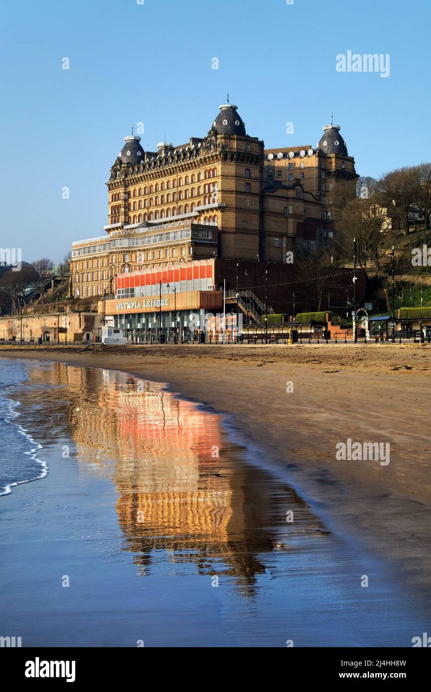 Großbritannien, North Yorkshire, Scarborough, Reflections of Grand Hotel am South Bay Beach Stockfoto