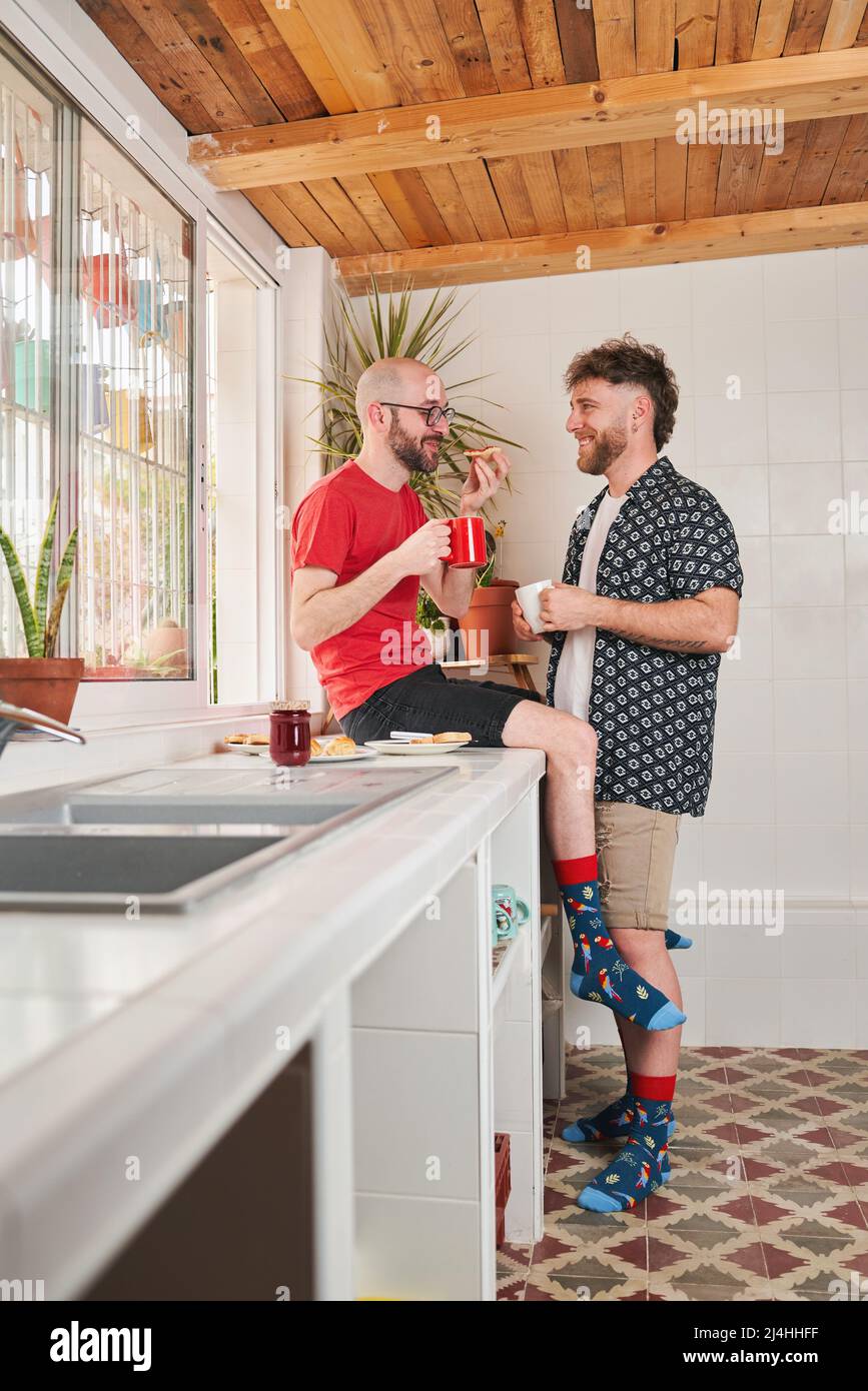 Zwei schwule Männer in der Küche trinken Kaffee Stockfoto