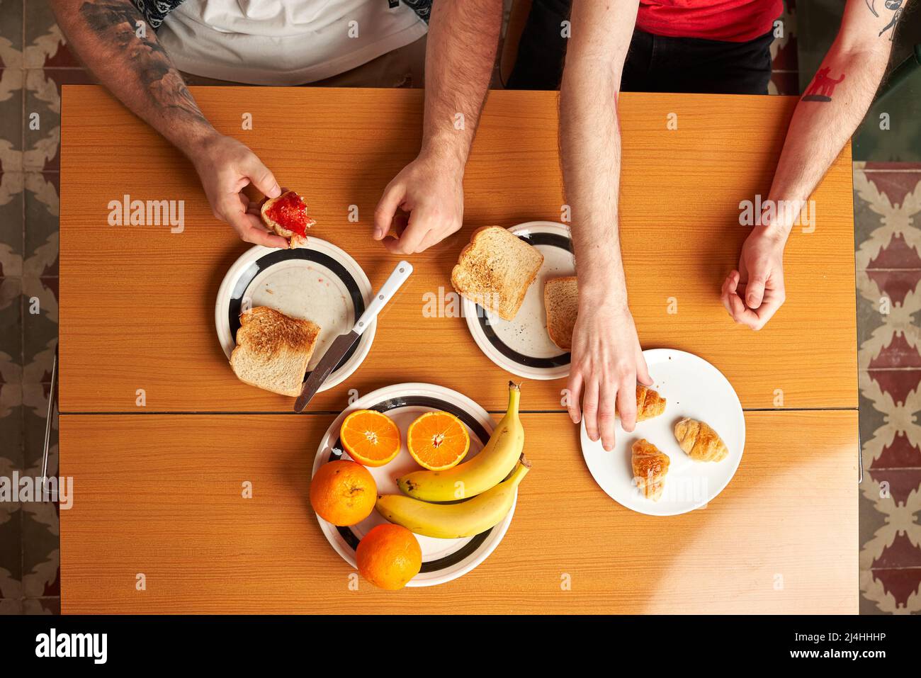 Blick von oben auf einen Tisch in der Küche mit zwei schwulen Männern beim Frühstück Stockfoto