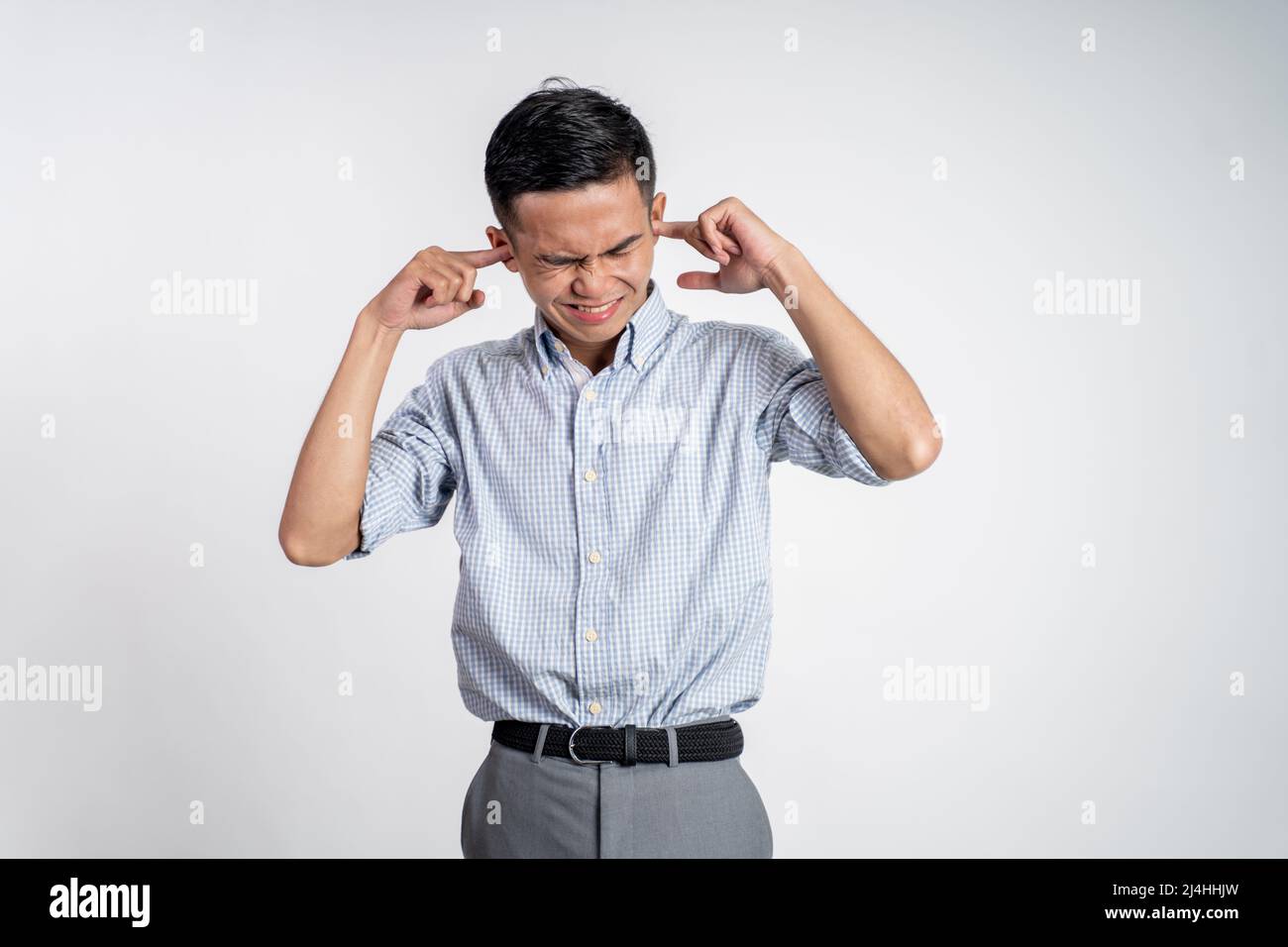 Gestresster junger asiatischer Mann, der den Kopf hält Stockfoto
