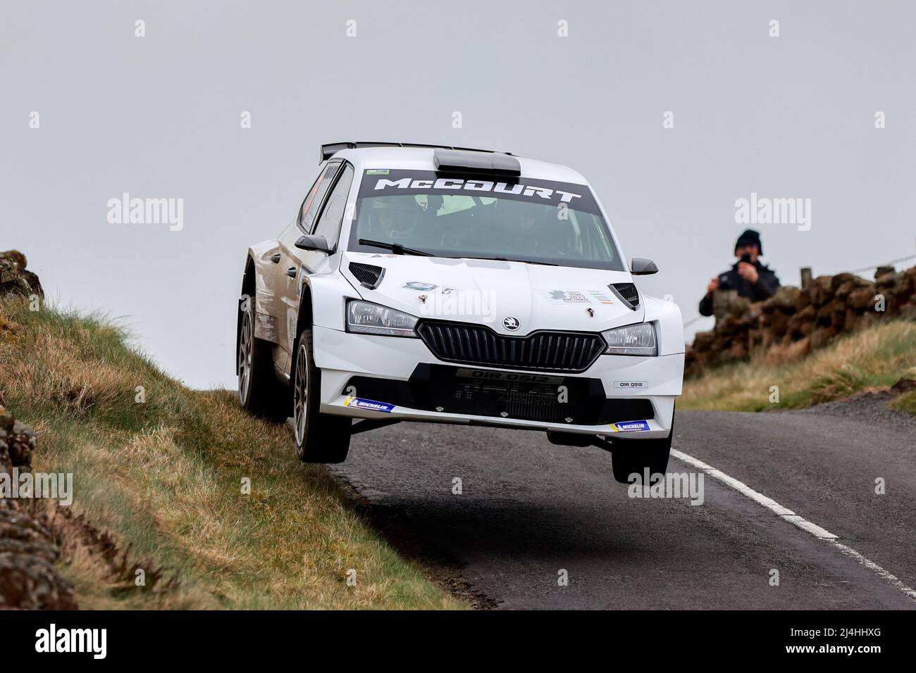 Ballymena, County Antrim, Nordirland. 15.. April 2022, Ballymena, County Antrim, Nordirland, Vereinigtes Königreich; Circuit of Ireland International Rally, Runde 3 der Irish Tarmac Rally Championship: Cathan McCourt und Liam Moynihan (Fabia R5) liegen nach dem ersten Wettkampftag auf dem 6.. Platz Credit: Action Plus Sports Images/Alamy Live News Stockfoto