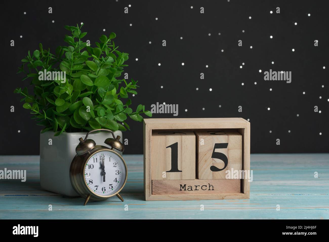 Internationaler Traumtag 15. März 2019, vor dem Hintergrund eines Kalenders, eines Weckers und einer Blume Stockfoto