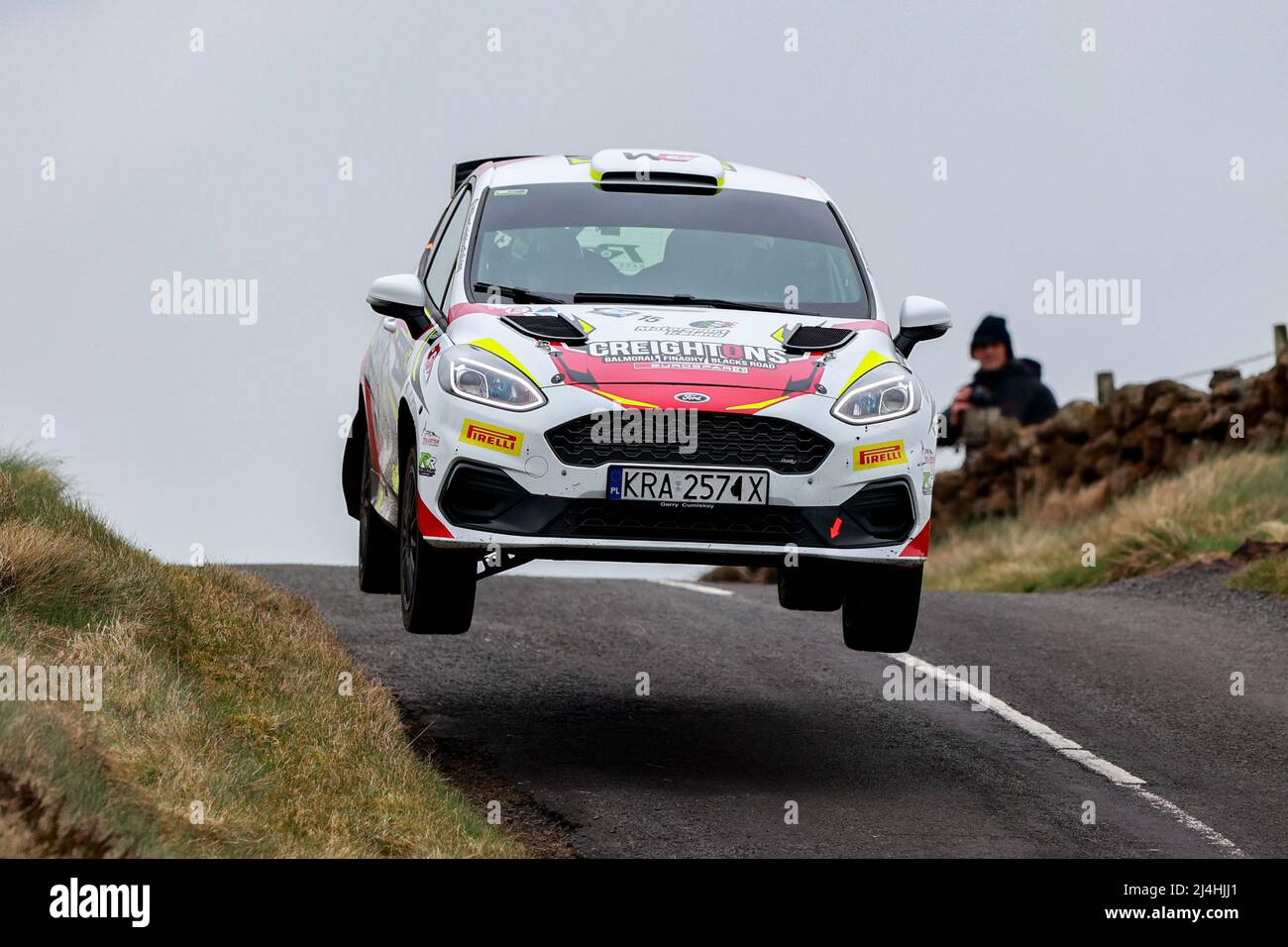 Ballymena, County Antrim, Nordirland. 15.. April 2022, Ballymena, County Antrim, Nordirland, Vereinigtes Königreich; Circuit of Ireland International Rally, Runde 3 der Irish Tarmac Rally Championship: William Creighton und Liam Regan (Ford Fiesta rally3) in Aktion Kredit: Action Plus Sports Images/Alamy Live News Stockfoto