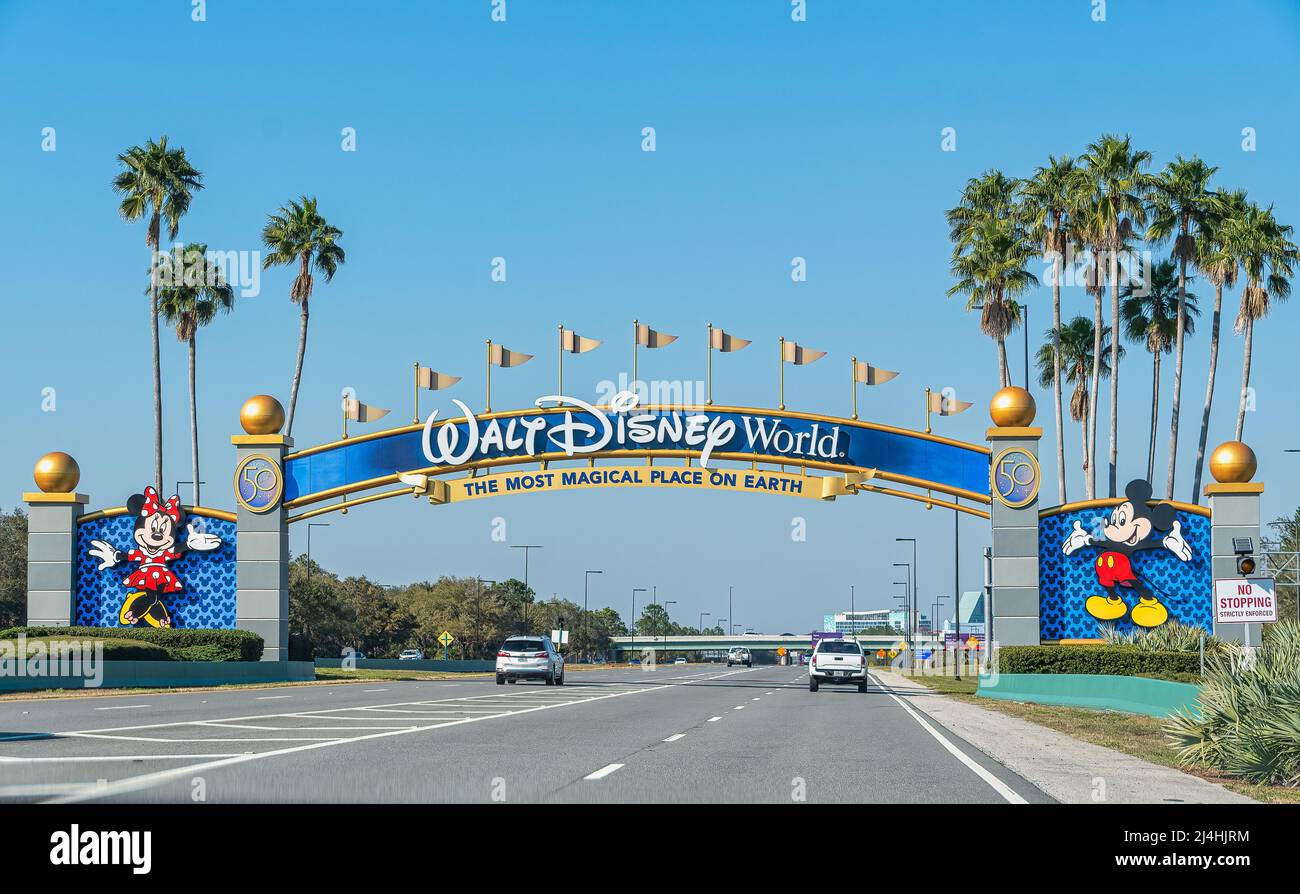 Orlando, Florida. 04. März 2022 Eingangsbogen der Walt Disney Themenparks 50. Jahrestag in Lake Buena Vista Gegend . Stockfoto