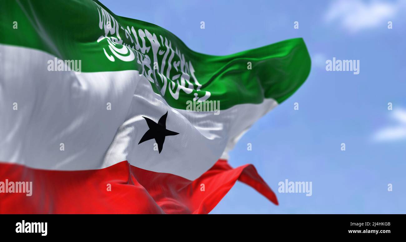 Seitenansicht der Somaliland-Nationalflagge, die im Wind winkt. Im Hintergrund ist der Himmel klar. Patriotismus und Stolz. Nicht erkannter Zustand lo Stockfoto