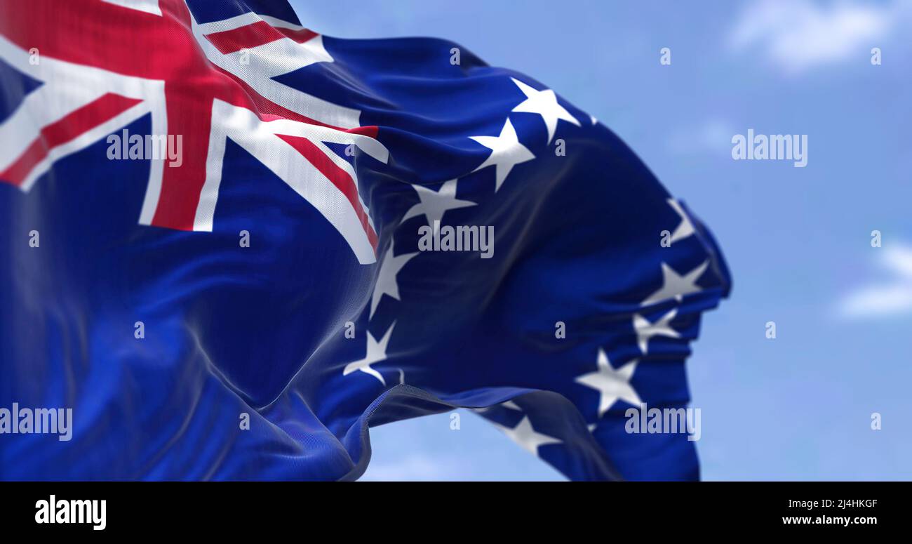 Nahaufnahme der Cook Islands Nationalflagge, die im Wind winkt. Ein klarer Himmel im Hintergrund. Patriotismus und Stolz. Selektiver Fokus Stockfoto