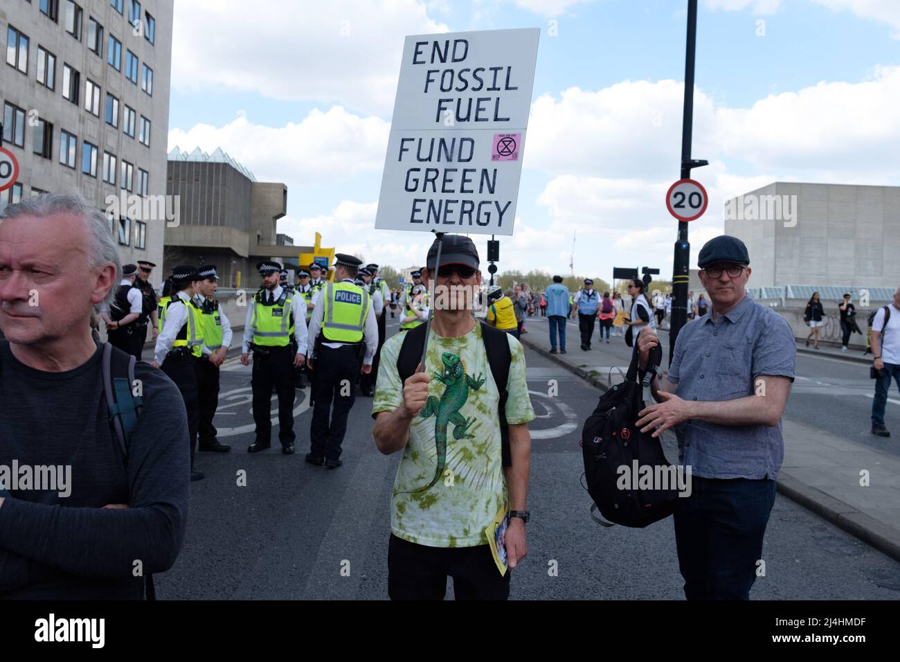 London, Großbritannien. 15. April 2022. Extinction Rebellion (XR)-Mitglieder versammelten sich im Hyde Park und schwärmten in kleinen Gruppen durch London, die schließlich 4 London Bridges blockierten. Lambeth, Westminster, Waterloo und Blackfriars Brücken. Der Tag endete mit der Tate Modern, wo Poesie als Teil von Writer’s Rebel gelesen wurde. Menschen in schwarzen Kostümen und weißen Gesichtern erschienen als Öllicks. Der heutige Tag war Teil einer einwöchigen Welle von Protesten und zivilen Ungehorsamsmaßnahmen, die die britische Regierung angesichts der Klimakrise und der ökologischen Notlage dazu aufforderte, die gesamte neue Infrastruktur für fossile Brennstoffe sofort zu stoppen. Stockfoto
