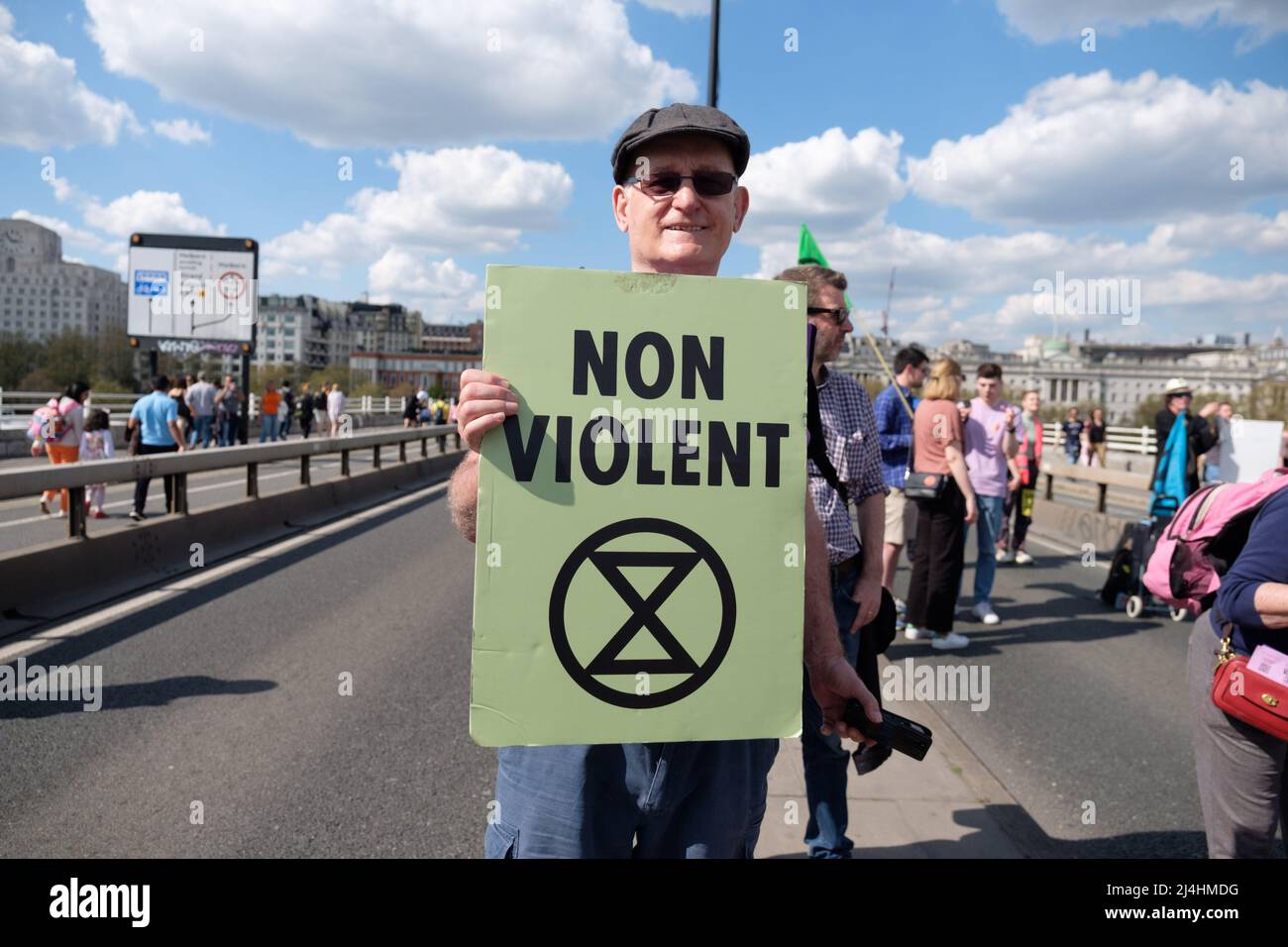 London, Großbritannien. 15. April 2022. Extinction Rebellion (XR)-Mitglieder versammelten sich im Hyde Park und schwärmten in kleinen Gruppen durch London, die schließlich 4 London Bridges blockierten. Lambeth, Westminster, Waterloo und Blackfriars Brücken. Der Tag endete mit der Tate Modern, wo Poesie als Teil von Writer’s Rebel gelesen wurde. Menschen in schwarzen Kostümen und weißen Gesichtern erschienen als Öllicks. Der heutige Tag war Teil einer einwöchigen Welle von Protesten und zivilen Ungehorsamsmaßnahmen, die die britische Regierung angesichts der Klimakrise und der ökologischen Notlage dazu aufforderte, die gesamte neue Infrastruktur für fossile Brennstoffe sofort zu stoppen. Stockfoto London, Großbritannien. 15. April 2022. Extinction Rebellion (XR)-Mitglieder versammelten sich im Hyde Park und schwärmten in kleinen Gruppen durch London, die schließlich 4 London Bridges blockierten. Lambeth, Westminster, Waterloo und Blackfriars Brücken. Der Tag endete mit der Tate Modern, wo Poesie als Teil von Writer’s Rebel gelesen wurde. Menschen in schwarzen Kostümen und weißen Gesichtern erschienen als Öllicks. Der heutige Tag war Teil einer einwöchigen Welle von Protesten und zivilen Ungehorsamsmaßnahmen, die die britische Regierung angesichts der Klimakrise und der ökologischen Notlage dazu aufforderte, die gesamte neue Infrastruktur für fossile Brennstoffe sofort zu stoppen. Stockfoto