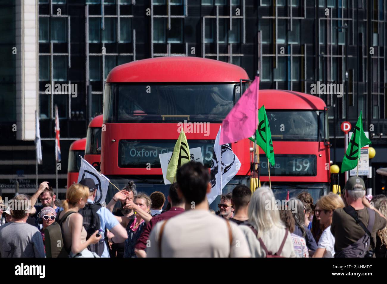 London, Großbritannien. 15. April 2022. Extinction Rebellion (XR)-Mitglieder versammelten sich im Hyde Park und schwärmten in kleinen Gruppen durch London, die schließlich 4 London Bridges blockierten. Lambeth, Westminster, Waterloo und Blackfriars Brücken. Der Tag endete mit der Tate Modern, wo Poesie als Teil von Writer’s Rebel gelesen wurde. Menschen in schwarzen Kostümen und weißen Gesichtern erschienen als Öllicks. Der heutige Tag war Teil einer einwöchigen Welle von Protesten und zivilen Ungehorsamsmaßnahmen, die die britische Regierung angesichts der Klimakrise und der ökologischen Notlage dazu aufforderte, die gesamte neue Infrastruktur für fossile Brennstoffe sofort zu stoppen. Stockfoto London, Großbritannien. 15. April 2022. Extinction Rebellion (XR)-Mitglieder versammelten sich im Hyde Park und schwärmten in kleinen Gruppen durch London, die schließlich 4 London Bridges blockierten. Lambeth, Westminster, Waterloo und Blackfriars Brücken. Der Tag endete mit der Tate Modern, wo Poesie als Teil von Writer’s Rebel gelesen wurde. Menschen in schwarzen Kostümen und weißen Gesichtern erschienen als Öllicks. Der heutige Tag war Teil einer einwöchigen Welle von Protesten und zivilen Ungehorsamsmaßnahmen, die die britische Regierung angesichts der Klimakrise und der ökologischen Notlage dazu aufforderte, die gesamte neue Infrastruktur für fossile Brennstoffe sofort zu stoppen. Stockfoto