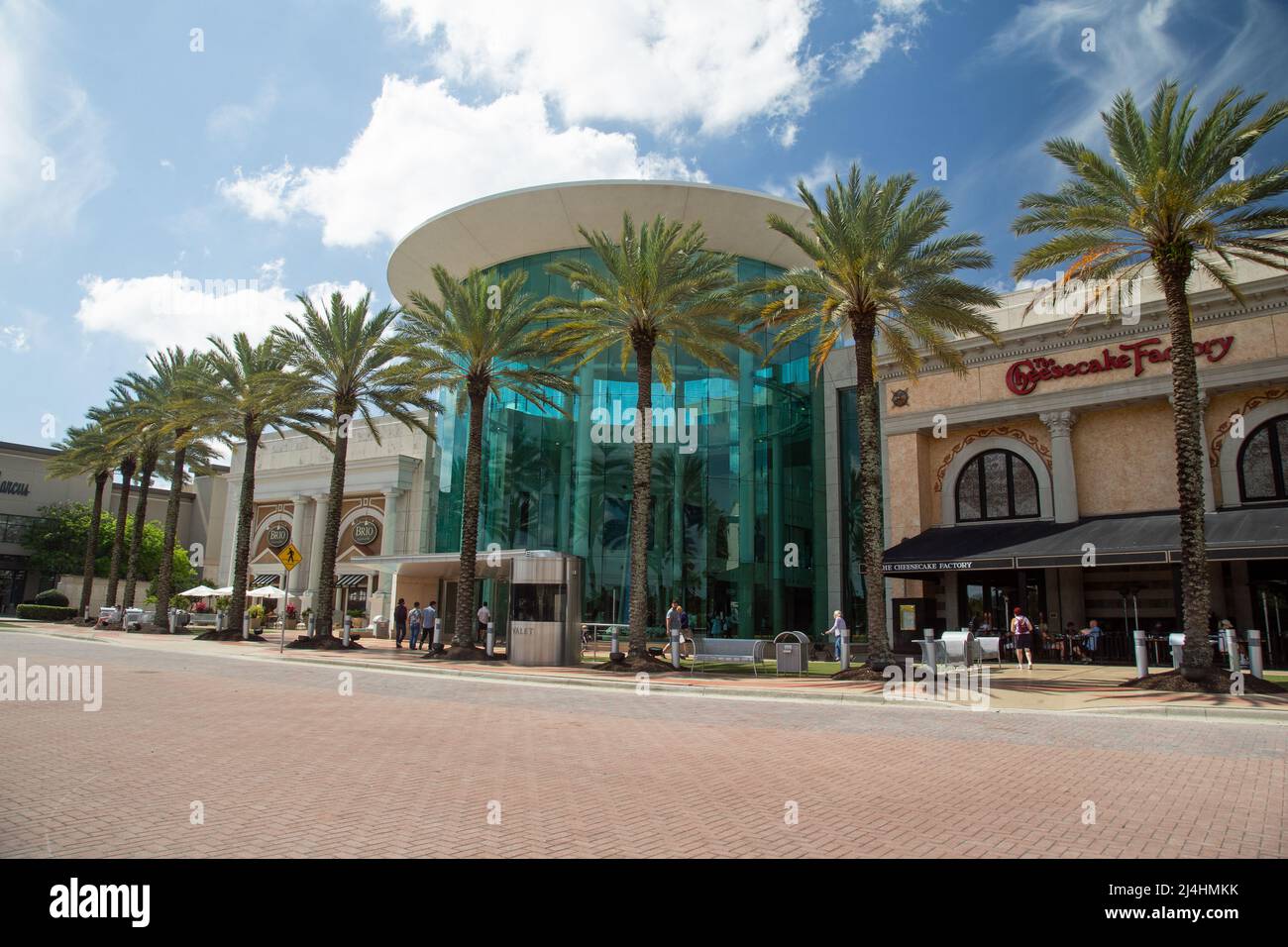 Millenia Mall, Orlando Florida, USA, März 30. 2022, Blick auf die Millennia Mall, die Touristen anziehen kann, die einkaufen möchten. Stockfoto