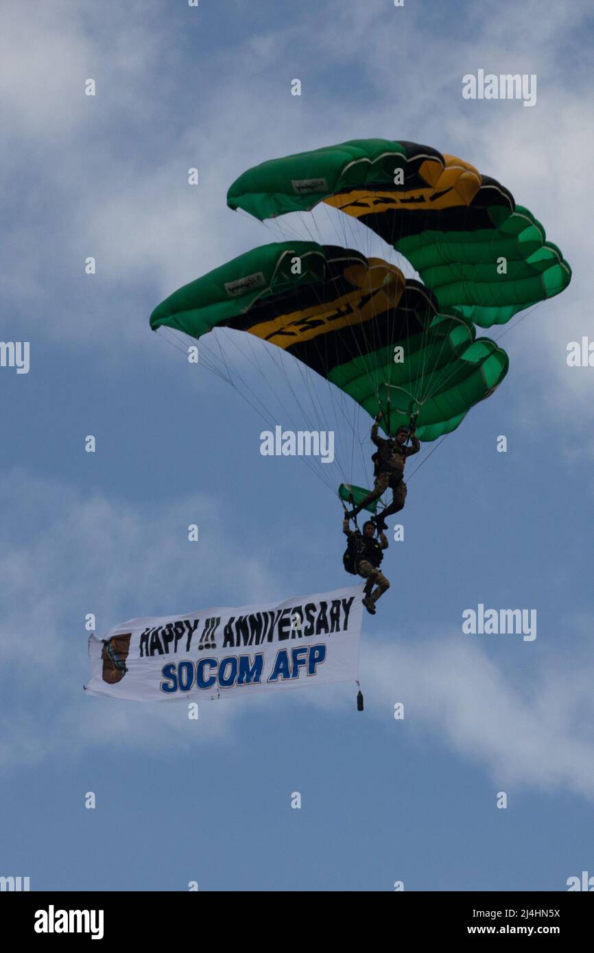 Mitglieder des Parachutistteams der philippinischen Armee gedenken des vierten Jahrestages der Streitkräfte der philippinischen Streitkräfte des Sondereinsatzkommandos (SOCOM AFP) während der Feier des SOCOM AFP-Jahrestages in Fort Magsaysay, nuewa Ecija, Philippinen, am 1. April 2022. (USA Armeefoto von SPC Joshua Oller/28. Public Affairs Detachment) Stockfoto