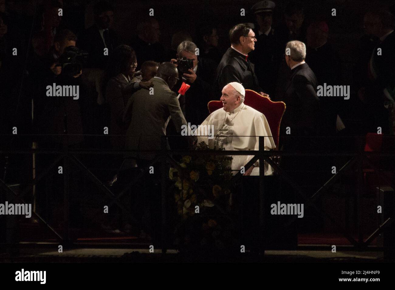 Rom, Italien. 15. April 2022. Am Abend des Karfreitags feierte Papst Franziskus, Jorge Mario Bergoglio, die Via Crucis / Weg zum Kreuz vor dem Kolosseum. Kredit: LSF Foto/Alamy Live Nachrichten Stockfoto