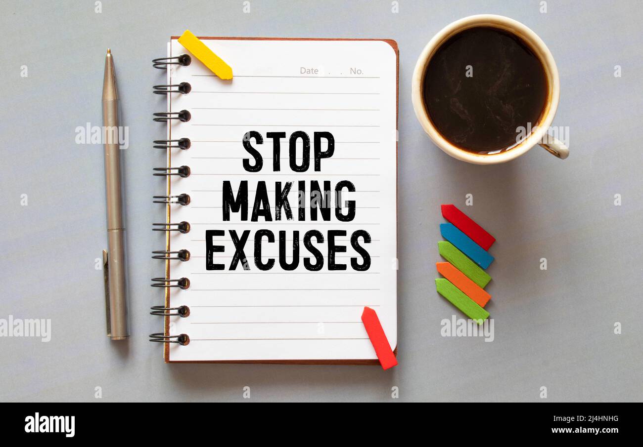 Aufkleber und Notizblock auf grauem Hintergrund. Text auf Notizbuch. HÖRT AUF, ENTSCHULDIGUNGEN ZU MACHEN. Stockfoto