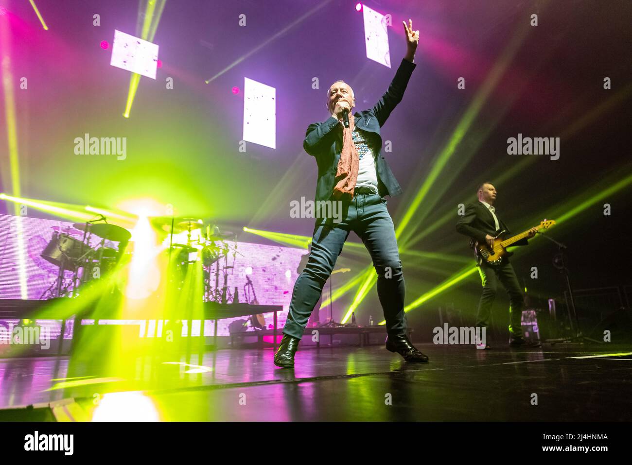 Hull, Vereinigtes Königreich. 15. April 2022. Simple Minds treten im Rahmen ihrer 40-jährigen Jubiläumstour 2022 in der Bonus Arena auf. Kredit: Gary Stafford/Alamy Live Nachrichten Stockfoto