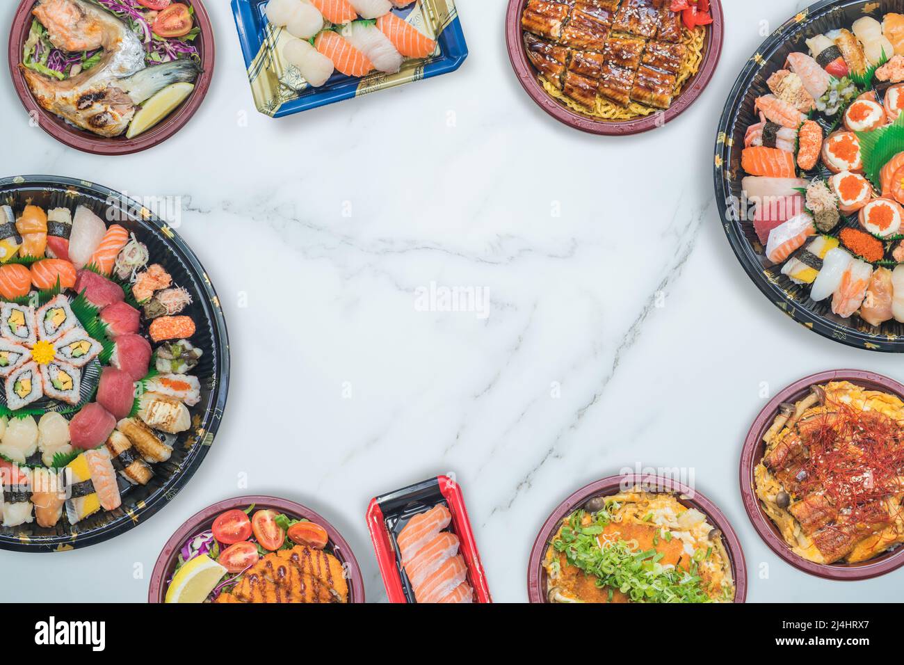 Sushi-Treffen zum Mitnehmen mit japanischer Speiseplatte aus der Vogelperspektive, die Fotos von Lebensmitteln aus der Vogelperspektive zeigt Stockfoto
