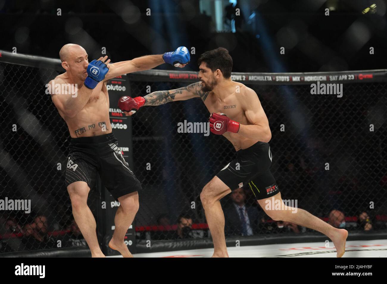 San Jose, Ca, USA. 15. April 2022, SAN JOSE, San Jose, Kalifornien, USA: SAN JOSE, CA - 15. April: Gaston Bolanos (rote Handschuhe) und Daniel Carey (blaue Handschuhe) treffen sich im Achteck zu einem 3-runden Weltgewichtskampf im SAP Center for Bellator 277: McKee vs Pitbull 2 - Veranstaltung am 15. April 2022 in SAN JOSE, USA. (Bild: © Louis Grasse/PX Imagens via ZUMA Press Wire) Bild: ZUMA Press, Inc./Alamy Live News Stockfoto