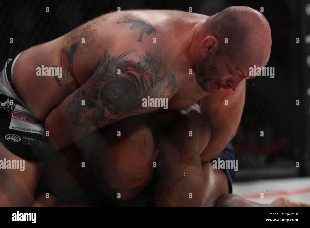 San Jose, Ca, USA. 15. April 2022, SAN JOSE, San Jose, Kalifornien, USA: SAN JOSE, CA - 15. April: Linton Vassell (rote Handschuhe) und Tim Johnson (blaue Handschuhe) treffen sich im Achteck zu einem 3-runden Schwergewicht-Kampf im SAP Center for Bellator 277: McKee vs Pitbull 2 - Veranstaltung am 15. April 2022 in SAN JOSE, USA. (Bild: © Louis Grasse/PX Imagens via ZUMA Press Wire) Bild: ZUMA Press, Inc./Alamy Live News Stockfoto