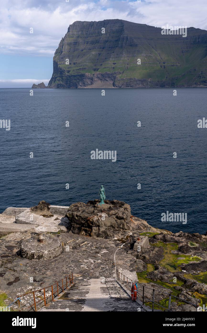 Blick auf die Statue der Robbenfrau - Kópakonan, das Dorf, Wasserfall auf den Färöern auf der Insel Kalsoy Stockfoto