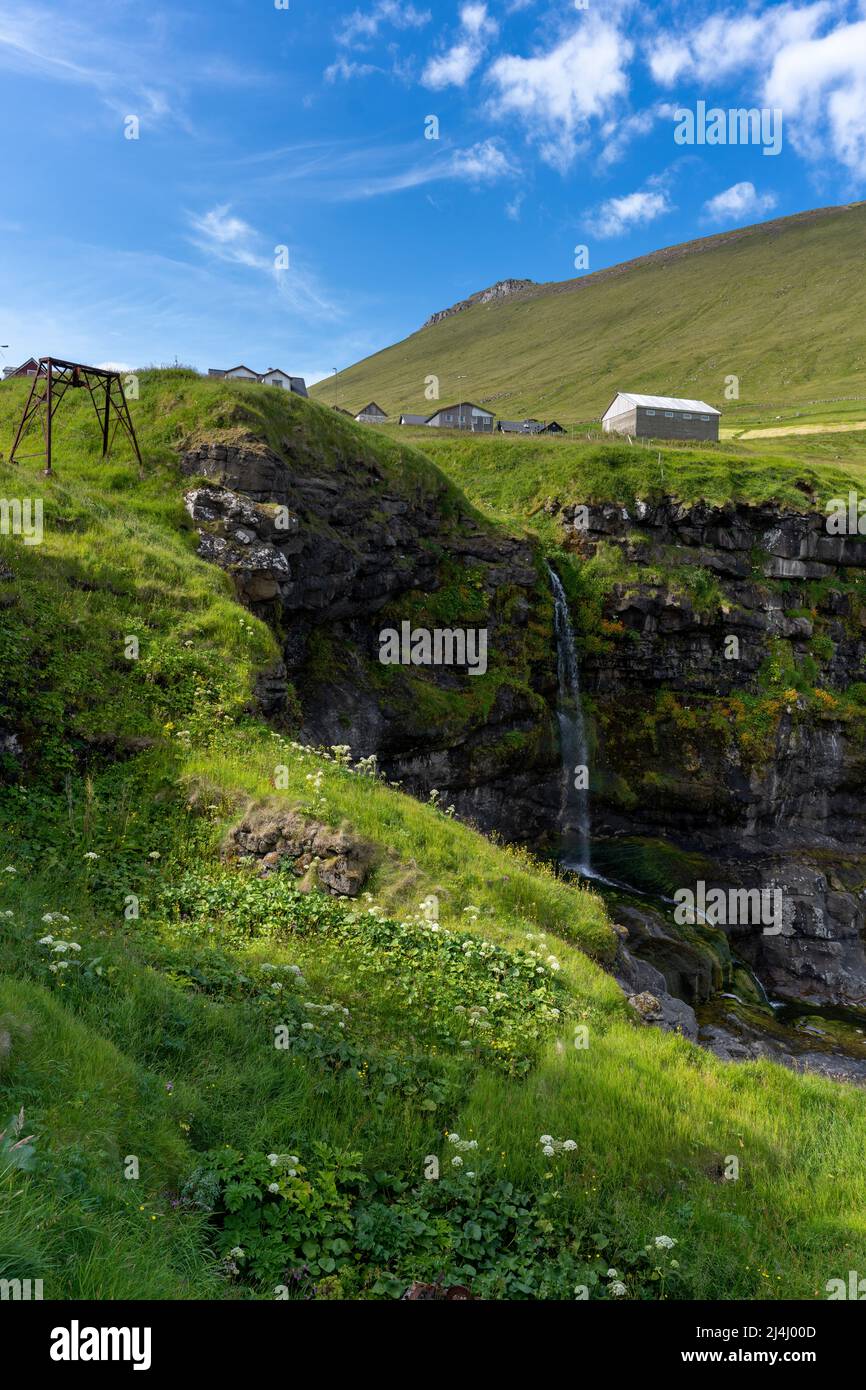 Blick auf die Statue der Robbenfrau - Kópakonan, das Dorf, Wasserfall auf den Färöern auf der Insel Kalsoy Stockfoto