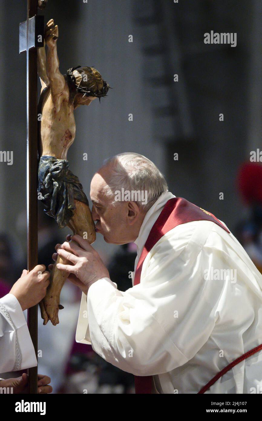 Papst Franziskus Ksst Das Kreuz Whrend Der Feier Des Leidens Des