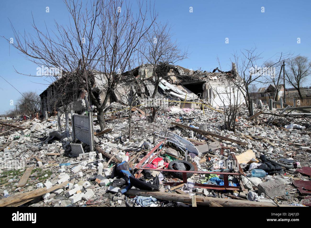 Die Folgen der Bombardierungen durch russische Truppen sind in Tschernihiw, im Norden der Ukraine, am 15. April 2022 zu sehen. Wochenlang wurde die Stadt täglich bombardiert. Mehr als 200 Menschen starben, sagen Beamte, und Hunderte weitere wurden verletzt. Die Dörfer am Stadtrand wurden zu Schutt abgebaut. Foto von Pavlo Bahmut/Ukrinform/ABACAPRESS.COM Stockfoto