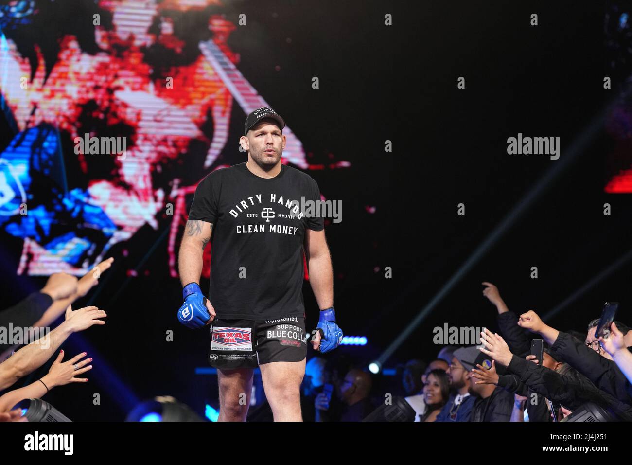 San Jose, Kalifornien, USA. 15. April 2022. SAN JOSE, CA - 15. April: Linton Vassell (rote Handschuhe) und Tim Johnson (blaue Handschuhe) treffen sich im Achteck zu einem 3-runden Schwergewicht-Kampf im SAP Center for Bellator 277: McKee vs Pitbull 2 - Veranstaltung am 15. April 2022 in SAN JOSE, USA. (Foto von Louis Grasse/PxImages) Credit: Px Images/Alamy Live News Stockfoto