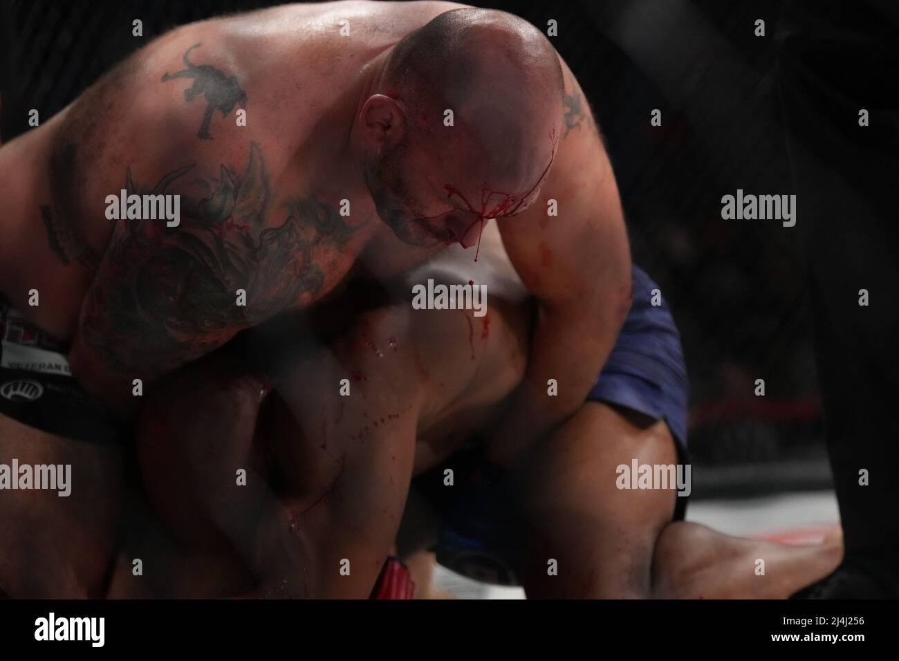 San Jose, Kalifornien, USA. 15. April 2022. SAN JOSE, CA - 15. April: Linton Vassell (rote Handschuhe) und Tim Johnson (blaue Handschuhe) treffen sich im Achteck zu einem 3-runden Schwergewicht-Kampf im SAP Center for Bellator 277: McKee vs Pitbull 2 - Veranstaltung am 15. April 2022 in SAN JOSE, USA. (Foto von Louis Grasse/PxImages) Credit: Px Images/Alamy Live News Stockfoto