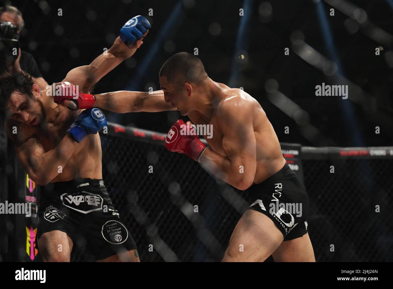 San Jose, Kalifornien, USA. 15. April 2022. SAN JOSE, CA - 15. April: Aaron Pico (rote Handschuhe) und Adli Edwards (blaue Handschuhe) treffen sich im Achteck zu einem 3-runden Kontraktgewichtskampf im SAP Center for Bellator 277: McKee vs Pitbull 2 - Veranstaltung am 15. April 2022 in SAN JOSE, USA. (Foto von Louis Grasse/PxImages) Credit: Px Images/Alamy Live News Stockfoto