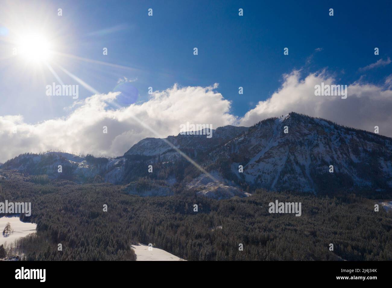 Panorama-Luftaufnahme vom Dachsteingletscher. Das Hochplateau ist der beste Ort zum Skifahren, Snowboarden und anderen Wintersportarten, Steiermark, Österreich. Tour Stockfoto