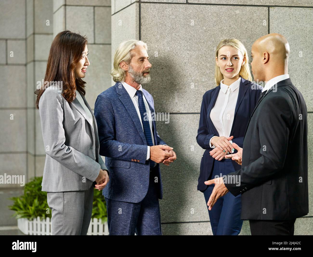 Multinationalen und multiethnischen Business Leute reden Chat in der Lobby des modernen Bürogebäude. Stockfoto