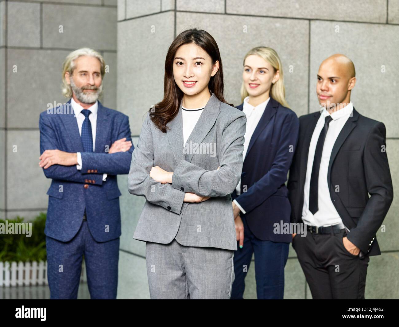 Porträt eines Teams aus multinationalen und multiethnischen Unternehmensleuten, die lächelnd auf die Kamera blicken Stockfoto
