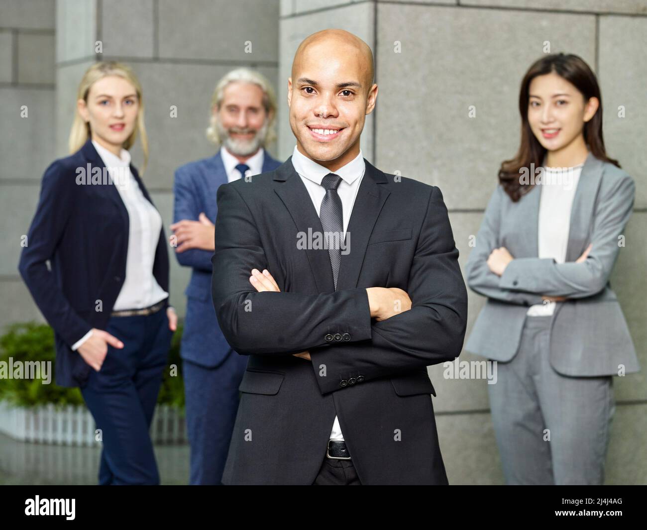 Porträt eines Teams aus multinationalen und multiethnischen Unternehmensleuten, die lächelnd auf die Kamera blicken Stockfoto