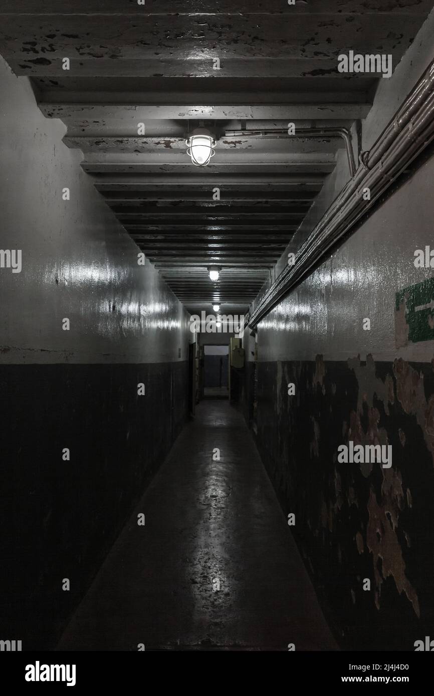 Unterirdischer Militärbunkerkorridor. Abstraktes, dunkles, grungiges Industrieinterieur Stockfoto