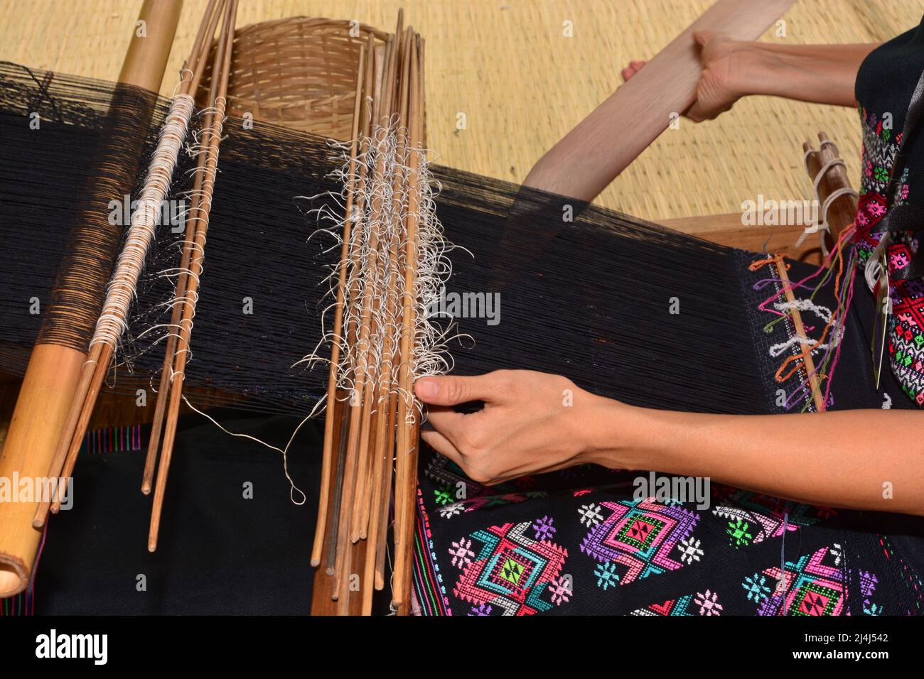 Frau, die mit einem Rückenband webt, traditionelle Karen, die auf einem Holzwebstuhl webt, ist ein wichtiger Aspekt der Karen-Kultur und wird von Gattungen weitergegeben Stockfoto