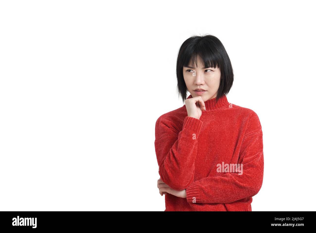 Junge asiatische Frau, die ihr Kinn mit nachdenklicher Gesichtsausdruck berührt, isoliert. Stockfoto